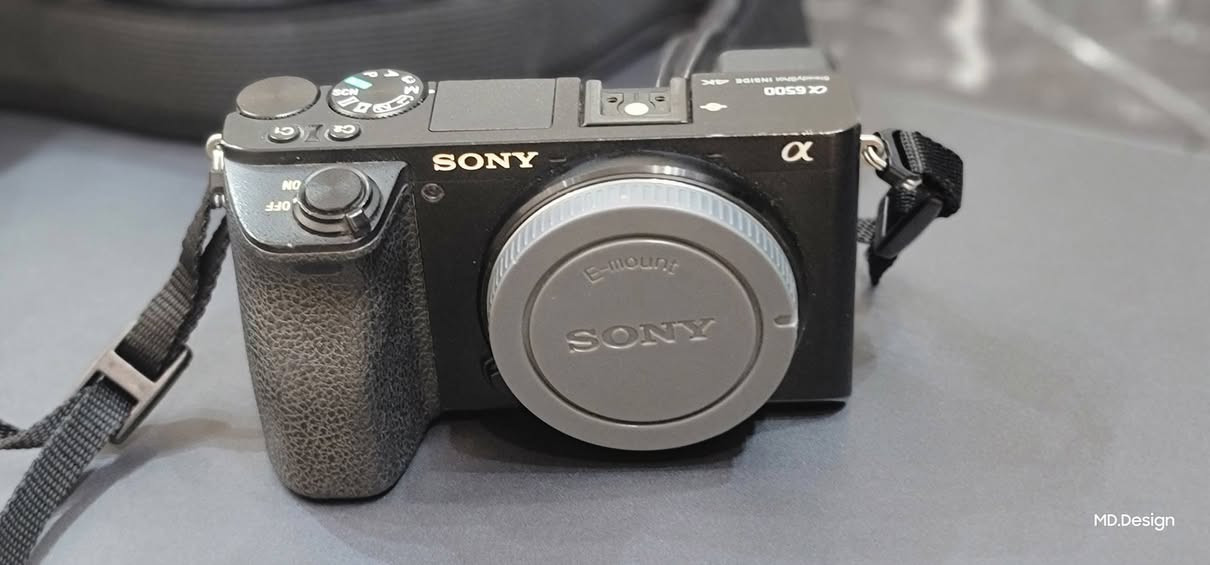 #للبيع sony A6500

السلام عليكم شباب،
معروض للبيع كاميرا ميرورليس احترافية مع عدسة ممتازة جداً وباقي ملحقاتها، الباكج مثالي جداً لصناع المحتوى، مصوري الفيديو السينمائي، ومصوري البورتريه
المواصفات والقطع :
1.  ​جسم الكاميرا (Body):
◦ ​الموديل: Sony a6500 (Mirrorless).
◦ ​المميزات: مستشعر APS-C بدقة 24.2 ميجابكسل، نظام مانع اهتزاز داخلي خماسي المحاور (IBIS) ممتاز لتصوير الفيديو بدون اهتزاز، تصوير فيديو بدقة 4K حقيقية، ونظام فوكس تلقائي فائق السرعة.
◦ ​الحالة:  شاتر 11K والحالة ممتازة (شغالة مية بالمية وبدون أي عيوب مصنعية أو مشاكل). وشاتر 
2.  ​العدسة (Lens):
◦ ​الموديل: TTArtisan 56mm f/1.8 (أوتوفوكس).
◦ ​المميزات: فتحة عدسة واسعة جداً f/1.8 تعطيك عزل (بوكيه) سينمائي خرافي وإضاءة ممتازة بالأماكن المظلمة. الفوكس تلقائي وسريع جداً متوافق تماماً مع نظام سوني.
◦ ​الحالة: كالجديدة تماماً، الفريم والعدسة نظيفة وخالية من أي خدوش أو غبار.
3.  ​الملحقات الأساسية (Accessories):
◦ ​حقيبة سوني 
◦ ​حزام رقبة المخصص للكاميرا 
◦ ​البطارية والشاحن

💡 ملاحظات للمشتري:
• ​الكاميرا غنية عن التعريف في الأداء السينمائي، والألوان، والفوكس وبدون رام تجي تفحص يلي تريده
​📍 المكان: بغداد - المنصور 
​للتواصل والاستفسار واتساب او الاتصال على الرقم: [***********]
