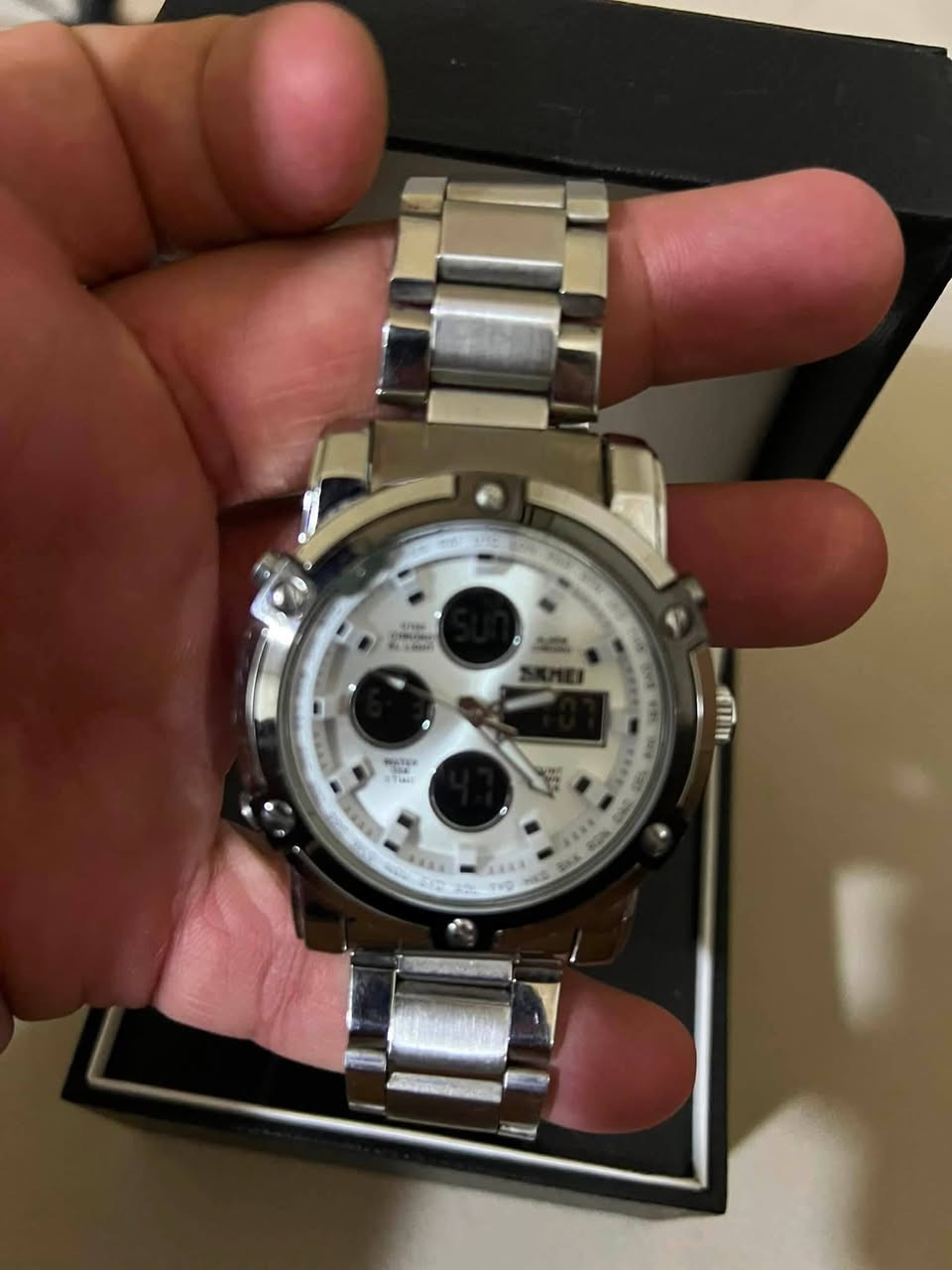 ⌚ SKMEI 1258 – أناقة وعملية بستايل رياضي مميز 🔥

ساعة تجمع بين التصميم العصري والفخامة، بواجهة أنيقة تجمع بين العقارب والعرض الرقمي، حتى تحصل على شكل مميز وقراءة واضحة للوقت.

✨ المميزات:
▪️ تصميم رياضي أنيق يناسب الاستخدام اليومي
▪️ عرض عقارب + شاشة رقمية
▪️ منبه وكرونوغراف
▪️ إضاءة ليلية
▪️ مؤقت وعدّاد
▪️ مقاومة للماء 30M
▪️ سوار ستيل متين ومريح
▪️ واجهة بتوقيت عدة مدن حول العالم 🌍

ساعة عملية، شكلها قوي، وتناسب اللبس اليومي والكاجوال 👌🔥

📩 متوفرة الآن — للتواصل ***********
السعر 100 الف
