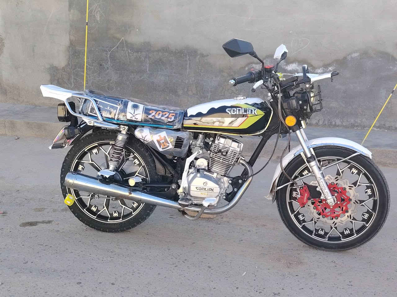 سلام عليكم ورحمة الله وبركاتة للبيع سيفان فول الفول 

موديل 2025👉✅☑️

محرك كبير 200✅☑️⚙️⚙️

مامفتوح🔧⚙️🛠

شاشه📟📟📟

سلف هدر شغال🔖🔋

لايت بلاجكتورات شغاله 🚦🚥🚨🚨

اشاير يمين يسار🚨🚥🚥🚨

السعر 680 وبيه مجال 👉💵

العنوان صلاح الدين قضاء العلم 👉👉👉📍📍

📲***********📲***********📲
