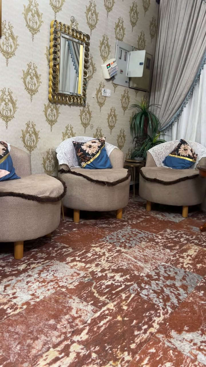 تخم 4 كراسي وقنفات2 خمس مقاعد وياهم مفارش جدد
سبب البيع المكان


**إذا كنت صاحب هذا الإعلان وتريد حذفه لأي سبب، رجاءا أرسل رسالة إلى الدعم الفني**