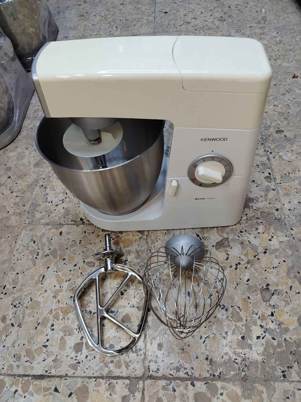عجانه مع خلاط زجاج. ماركه كينوود باله اصلي  قياس الطاسه كيلوين. ونص  3 خفاقات ستل ستيل


**إذا كنت صاحب هذا الإعلان وتريد حذفه لأي سبب، رجاءا أرسل رسالة إلى الدعم الفني**