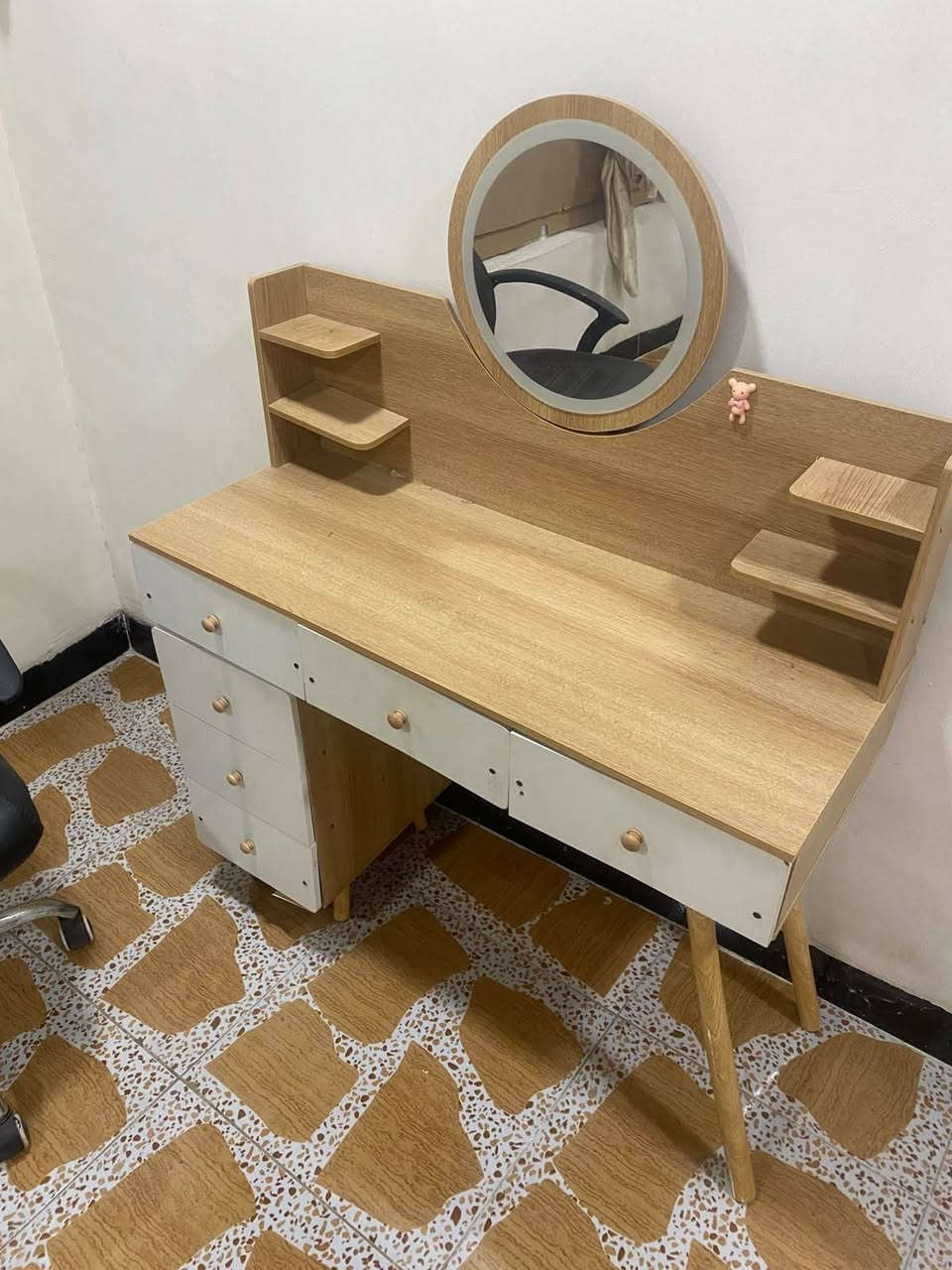 ميز وكنتور ميز تواليت ب 70 و الكنتور ب 100 وبيهم مجال بسيط 
مابيهم  عيب فقط كنتور جراره واكعه من سكة يرجع مكانه بس


**إذا كنت صاحب هذا الإعلان وتريد حذفه لأي سبب، رجاءا أرسل رسالة إلى الدعم الفني**