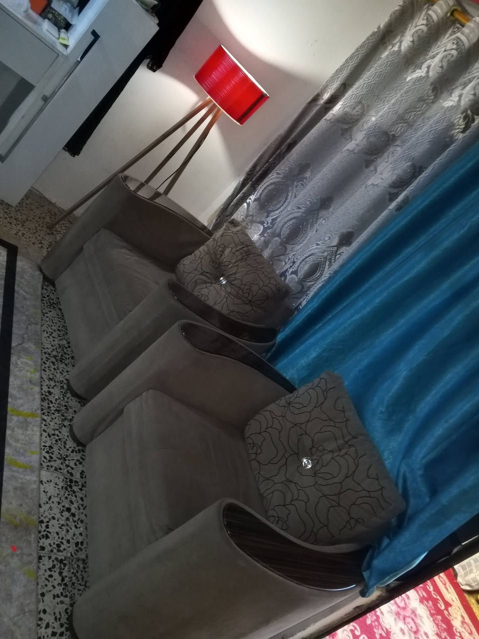 سلام عليكم عندي هذي الغراض للبيع تخم عشر مقاعد  باله تركي ٣٠٠ وبي مجال الكاونتر ١٥٠ وبي مجال  عنوان حي الاعلام
‏‪***********
‏‪***********‬‏
