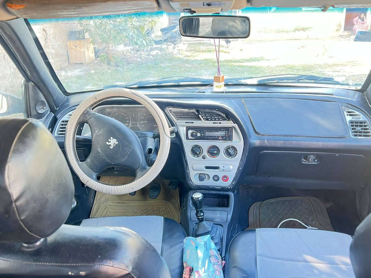 السلام عليكم بيچو للبيع حجم 306
كير ومحرك شرط طخم اطارات جديد باتري جديد رقم انكليزي مشروع وطني بسمي السعر 37وبيه مجال  مكاني الشركاط الاتصال 
***********
