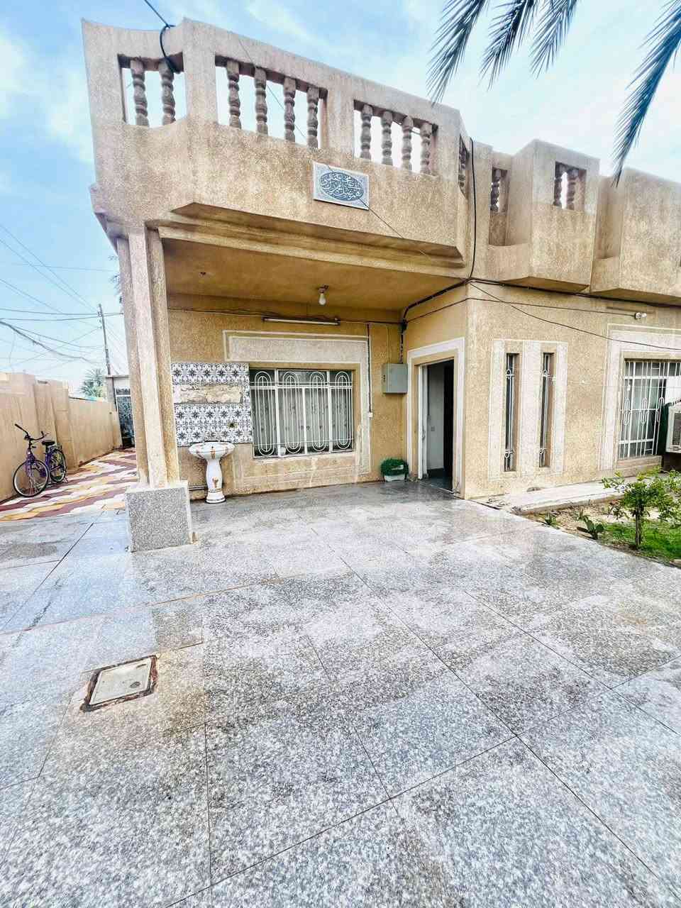 للبيع 
حي العسكري 
بيت ركن عله شارعين 
قرب مول القبطان 
المساحه 300 متر
يحتوي على 2 غرف نوم مساحه الغرفة 5 في 4 
صاله 5 في 4
المضيف 6 متر في 4
صحيات خارجية + داخليه 
مطبخ داخلي مساحته 5 في 4
 أو مطبخ خارجي حار 3 في 4 
للتواصل ***********
@إشارة
