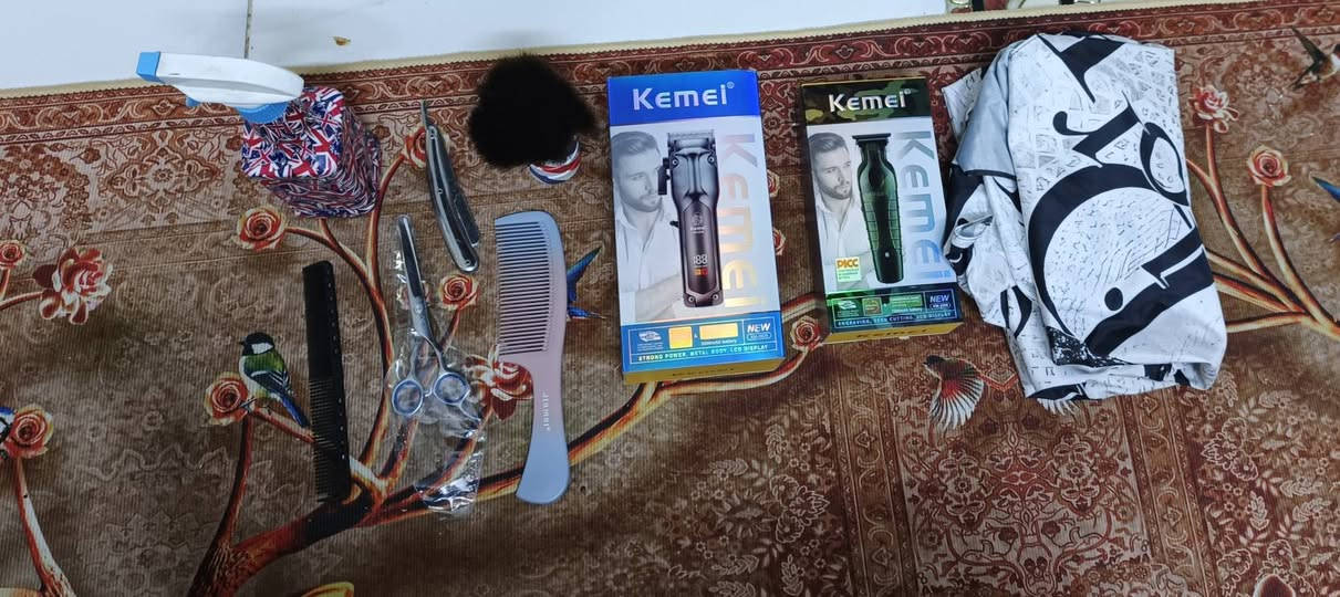 السلام عليكم كرسي حلاقه للبيع مستعمل قليل سعره 175 وبي مجال قليل ويوجد وياهن غراض حلاقه مستعمله 3ايام مكاني كربلاء امن الداخلي رقم الهاتف ***********
