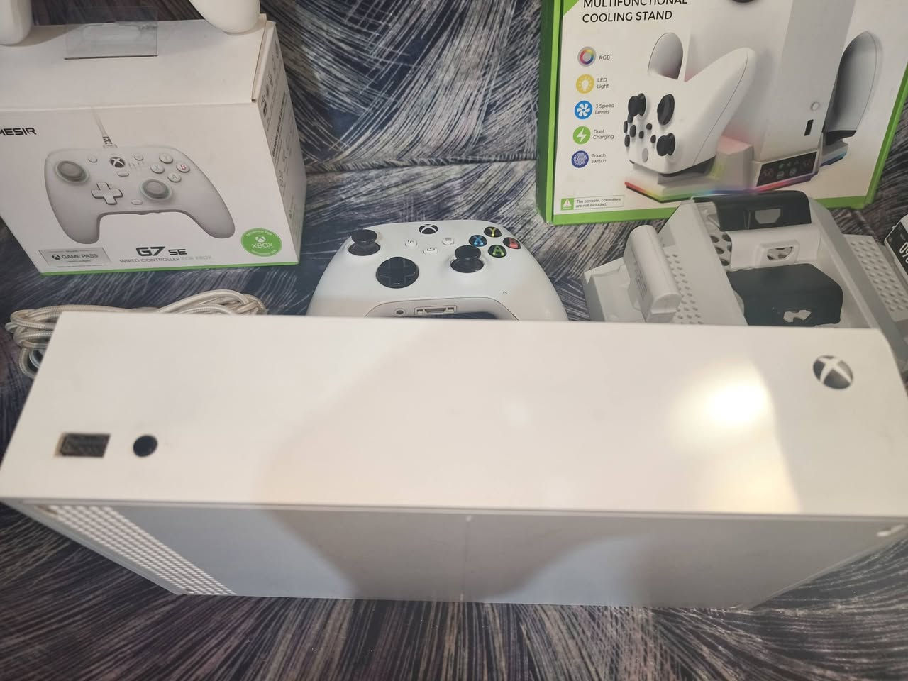 اكس بوكس سيريس اس مستعمل للبيع
اكس بوكس سيريس اس مستعمل للبيع نضافه فول 
الابلي ما مفتوح ولا مصلح نفس ما تشوف بل صور 
الابلي كامل ملحقاته بس بدون كارتونته بس غراضه كلهن موجودات 

يجي وي الابلي 2 جويستك وحده مالته الاصليه و 
الثانيه احترافيه من (جيم سير) الغنيه عن التعريف هيه والواير مالها طوله 3 متر 
ويجي وياهه مبرد هوائي مع 2 بطاريات 
ويجي وياهن يو بي اس بس شويه تعبان بس يفيد تخلي حمايه من الكهرباء 

ويجي بي حسابات بيهن العاب الاولى ريدد ريدمشن 2 مشتريها ولعبه ثانيه فيفا 22 ولعبه ثالثه اسمها هيت مان 
ويجي بس حساب مشترك بي لعبه سيكرو 
رايد الاكس بوكس بسعر 450 الف وبي مجال 

مكاني بصره حيانيه شارع القائد توصيل ما عندي تجي تشوفه وتفحصه كبالك


**إذا كنت صاحب هذا الإعلان وتريد حذفه لأي سبب، رجاءا أرسل رسالة إلى الدعم الفني**