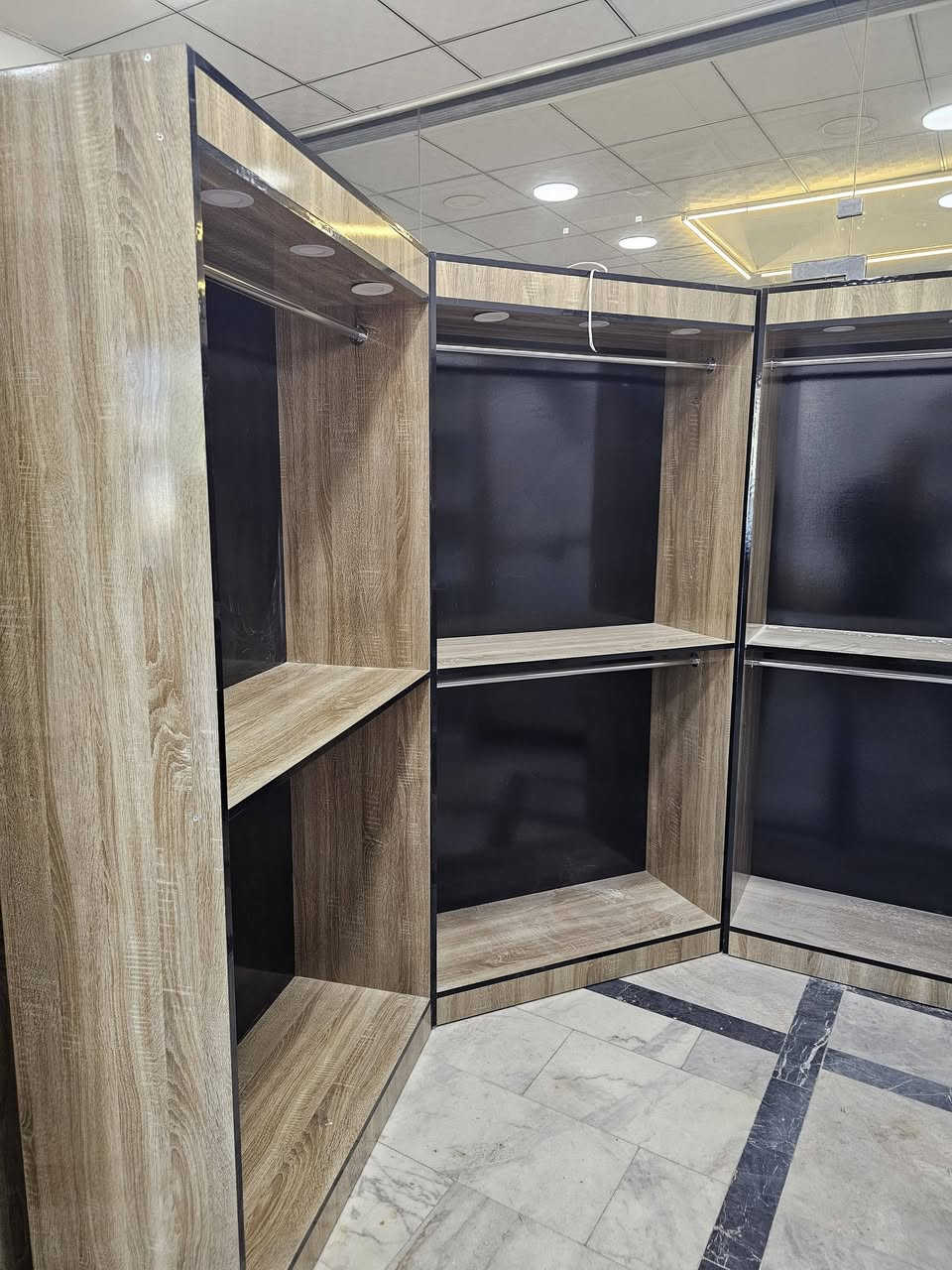 السلام عليكم متوفر فاترينة ملابس 
العدد ٦ 
النظافة 100% 
الاستفسار 
***********
