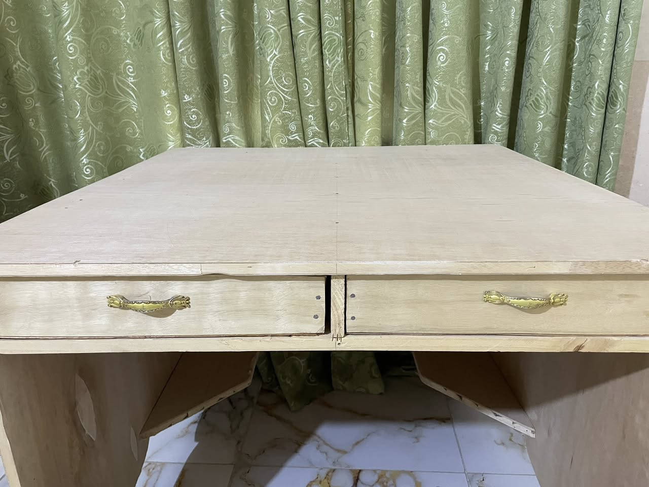 ميز للبيع يصلح لكلشي السعر 30 للتواصل *********** الناصرية مركز
