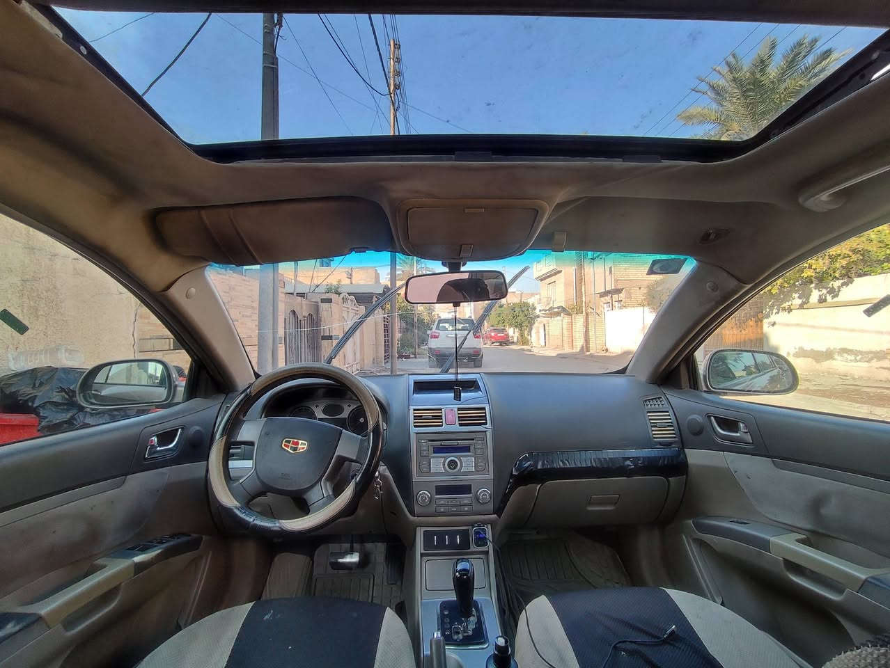 السلام عليكم جيلي امكراند 2013 سياره محرك جديد. سياره بيهه ضربه بل بنيد وبنيد يرادله تعديل. سياره بس هاي الضربه الي بيها وسياره بلاديه ممصبوغه بيهه شوي جراد ويطلع لان الصبغ بلادي تكدر شيل لكلير وترش كلير جديد.دعاميه ماصدات تايرات كله جديد. *********** مكان سياره بغداد الدوره.السعر المطلوب 40.
