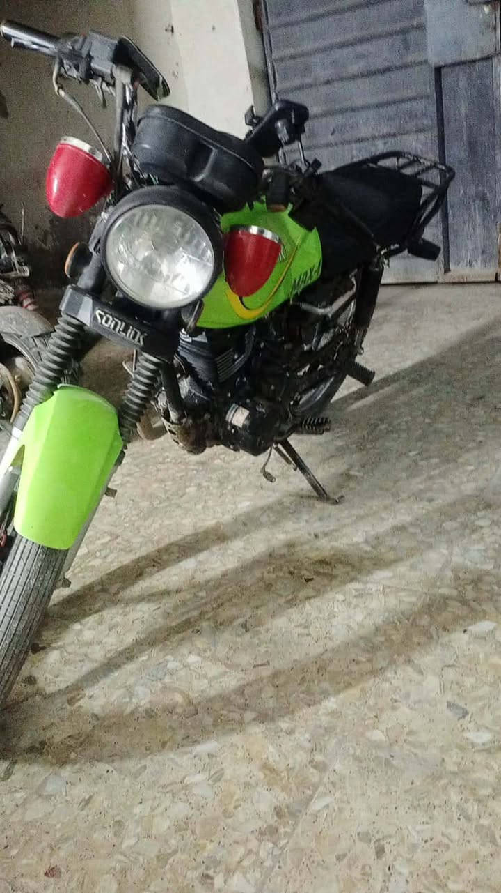 السلام عليكم سولنك ماكس 1 موديل 24 خمسة كير للبيع ما مفتوحة بدون اوراق اتكفلك سرقة وعشائر نقصهة بس صفاحيات كهربائيات كلهة شغالة سلف هندر الاتصال ***********
