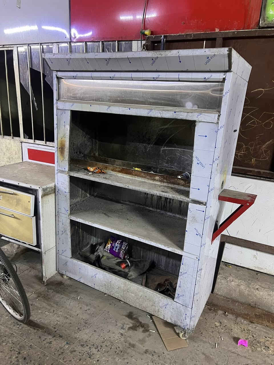 شوايه متره ونص استعمال شهرين 
كنده تقطيع لحم 
ميز 
كلهن ب250 الف 
مكان بغداد الدوره 
***********
