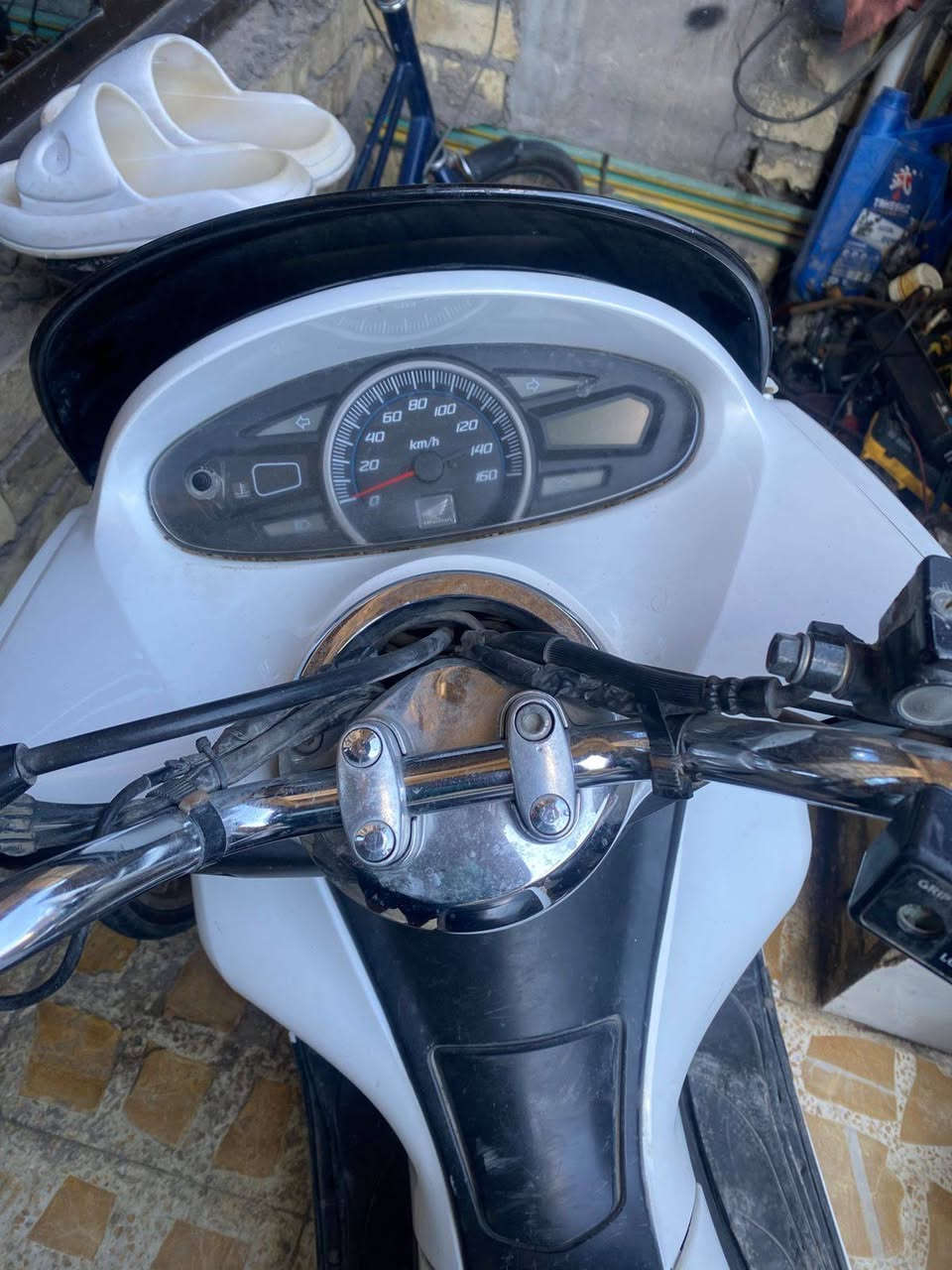 السلام عليكم عليكم دراجه بي سي اكس مكينه 150 كهربائيات شغاله الدراجه شلعه و معدل محركها حلو بس بيها لاستيك ولف الدراجه حساس ازدحام شغال حرف A دشبول كله شغال عده البانزين ما يشتغل بيها نضام سرقه السعر مليون وبيها مجال بسيط المكان الغزاليه شارع المركز الرقم ***********
