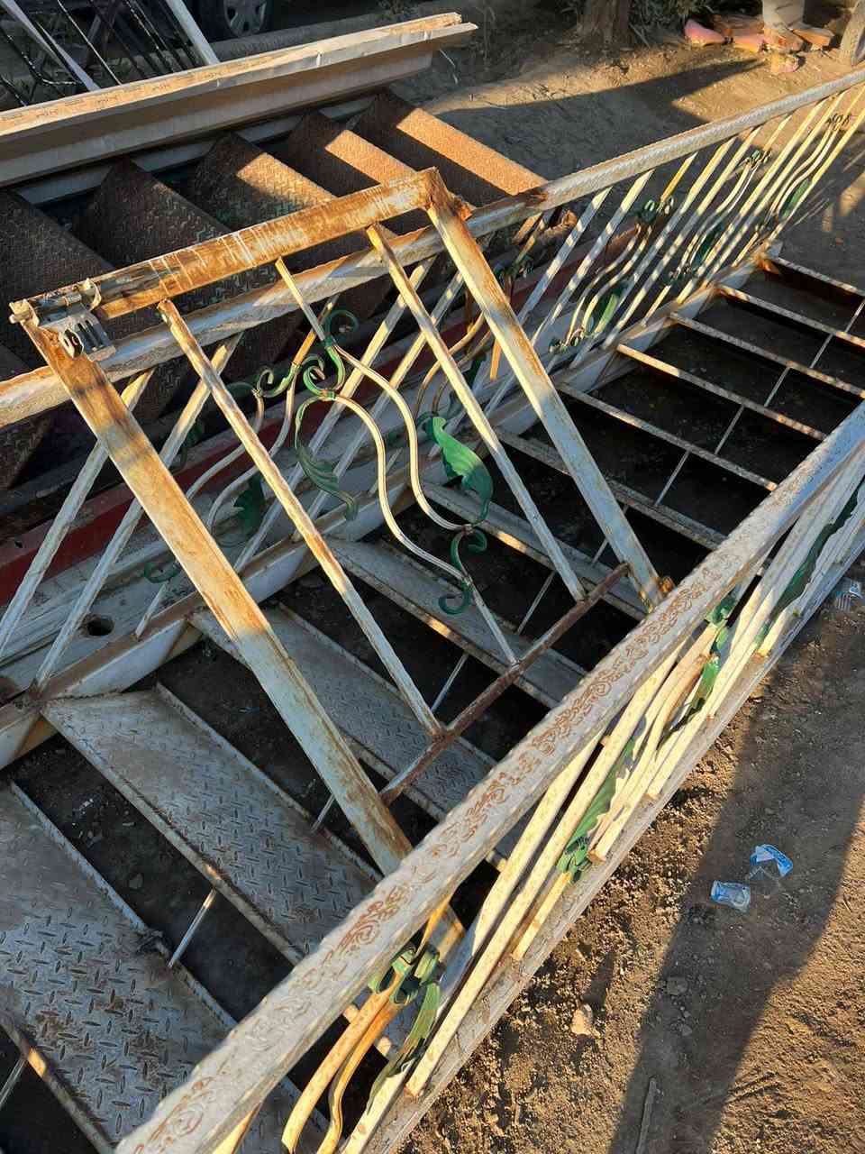 #للبيع درج 5مترات والعرض متر محجر جهتين وياه باب خدمه للدرج  #حديد ثقيل  ونظيف  مكاني بغداد الغزالية
***********
***********
***********
