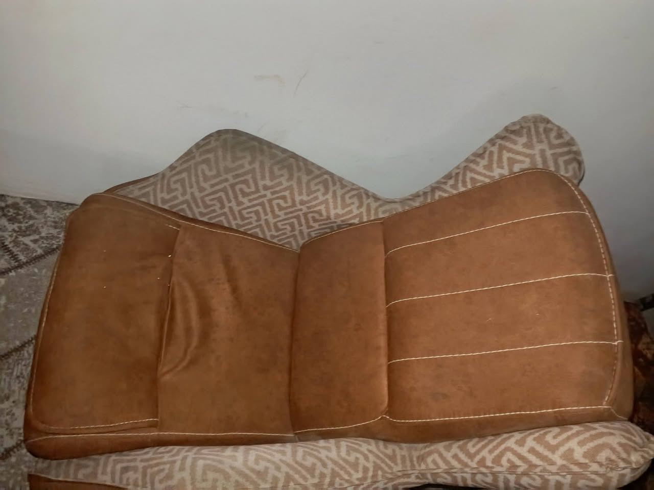 كلهن شلعه وحده للبيع جربايه نفر ودوشكهه ميز طعام كرسي وميز زغير ***********
