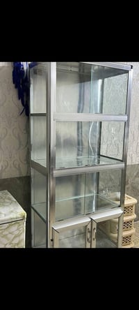 للبيع فاترينا زجاج عرض متر طول مترين عمق ٥٠سم  07712969646