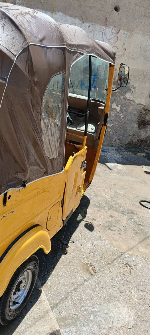 سلام عليكم تكتك باجاج موديل 2021 المكان البصره كرمه علي 
رقم وسنويه بسمي تحويل يمته ما تريد 
***********
