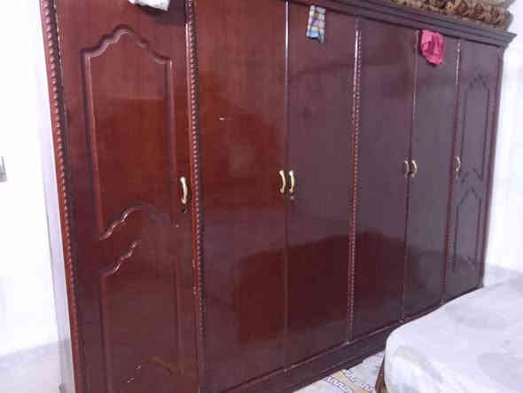 سلام عليكم غرفه نوم للبيع متكونة من كنتور وزاوية ومراية  وجرباية نضيفة السعر 350 الف مكاني السماوة رميثة الاستفسار على الرقم ***********
