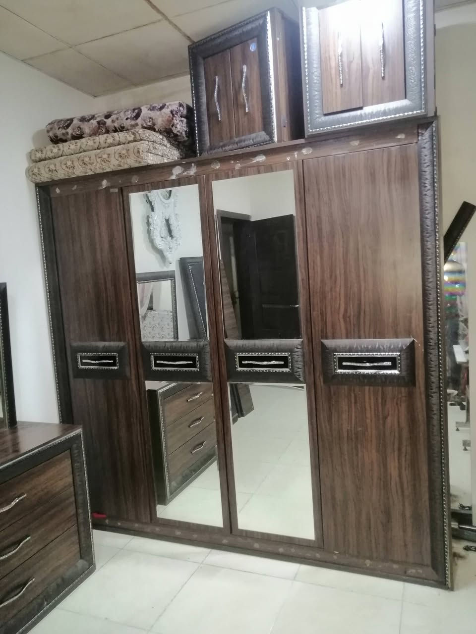 سلام عليكم خوان غرفت نوم خمس غطع بهشكل جربايه فصخته كامله يعني الي ريده سعره ٥٠٠ وبيه مجال حك جيه مكان سليمانيه غريب عفاملي مول لراقب بشرا يتصل ***********
