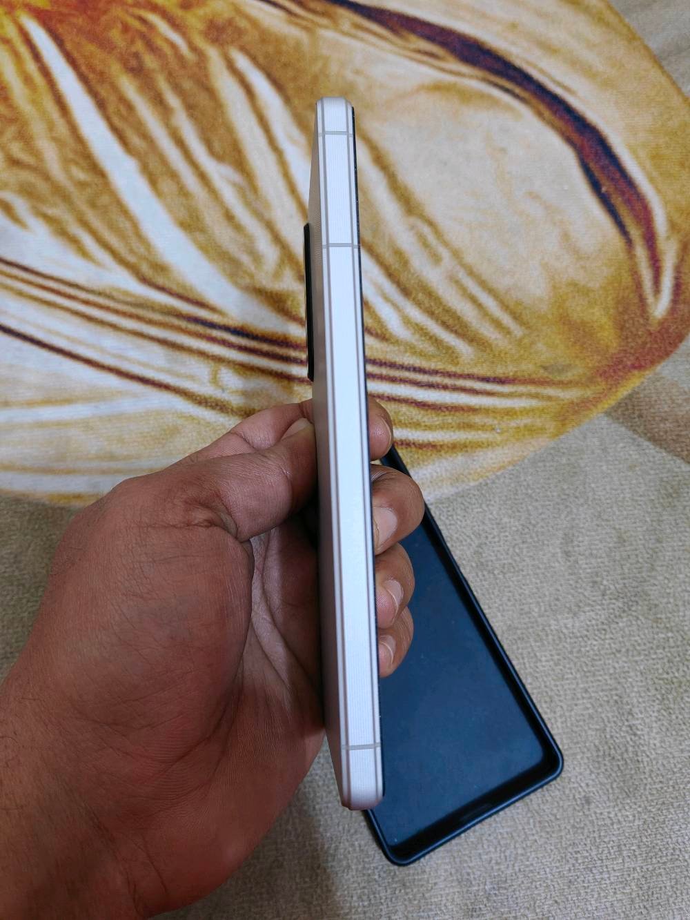 سوني 1 مارك 5 ذاكرة 256 رام 12 نظافة 100% وياه كفر ولاصق شاشة فقط بي طبع خفيف للبيع السعر 290 الف وبي مجال بسيط عنواني بغداد ماعندي توصيل اي استفسار عالرقم ***********