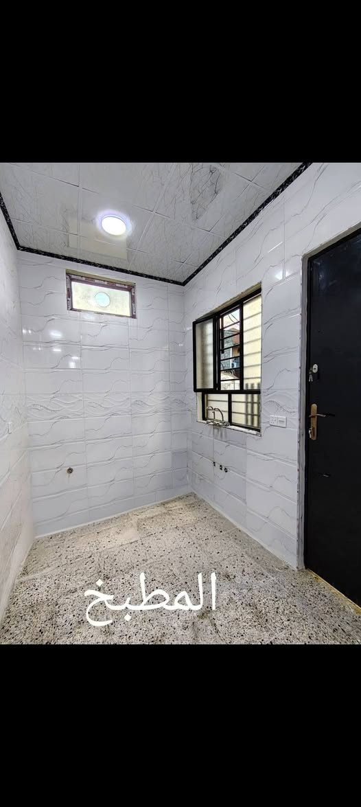 بيت للبيع موصل حي الانتصار خلف صيدليه الميار مساحه 100 متر طابق ونص فول مواصفات بناء حديث ملك صرف سند طابو الزهور سند حديث البيت فارق زيرو وما مسكون استلام فوري السعر 88وبي مجال الاتصال والاستفسار على هذا الرقم مكتب ابو خالد للعقار شارع 60 مقابل سنتر الانتصار ***********رقم***********
