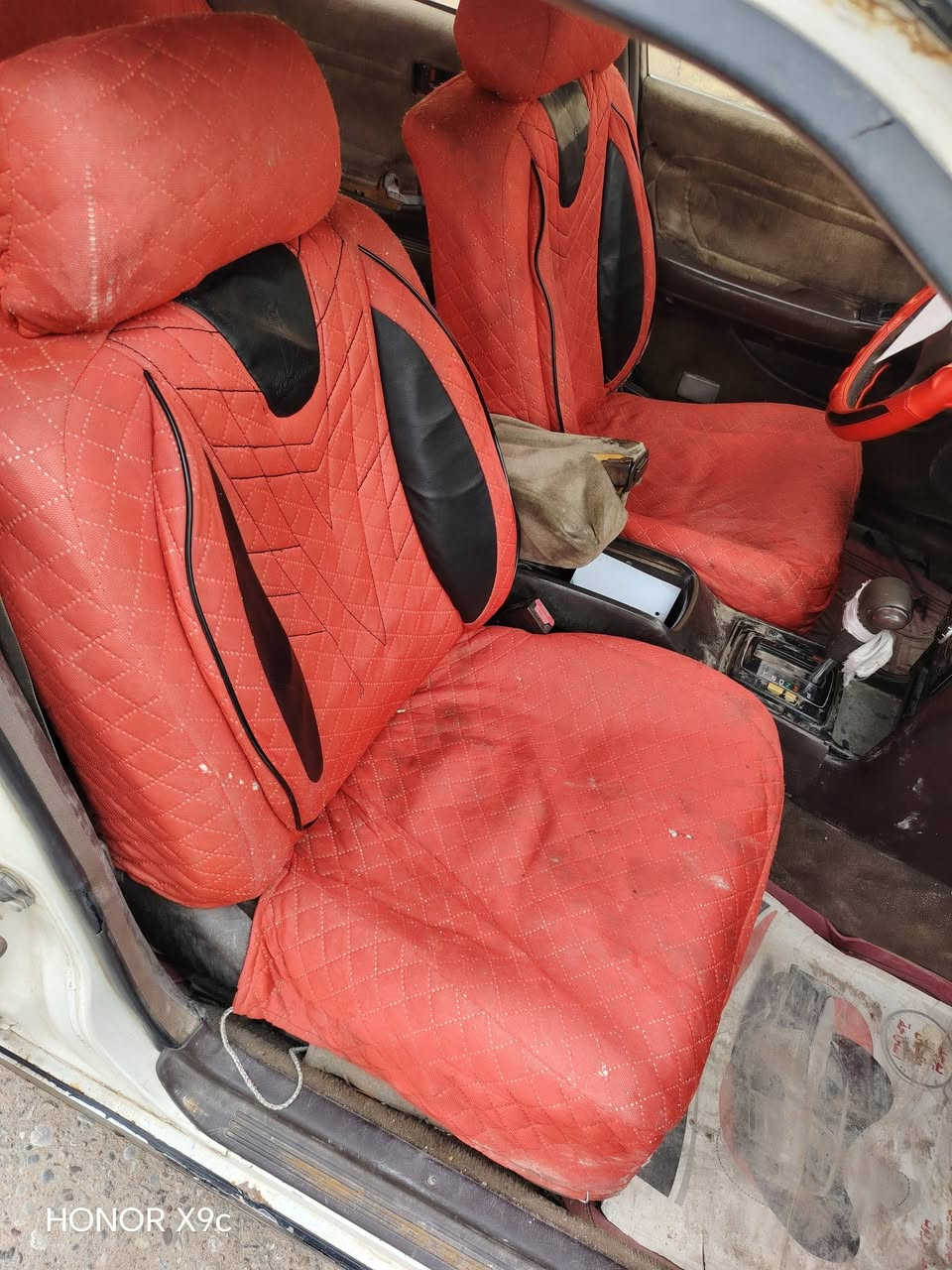 سلام عليكم شباب 
سياره كرستا كصيف مديل 91 
لون ابيض لؤلؤي 
رقم تلفون  ***********
