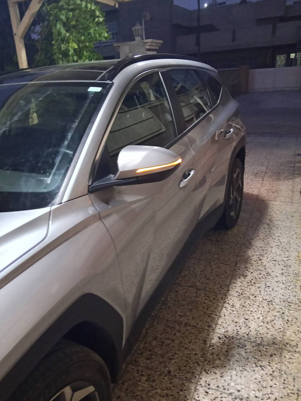 السلام عليكم ...توسان 24 وارد امريكي . هايبرد مرقم بغداد 
اللون سلفر .بنوراما .
حادثه موضح بالصور 
للاستفسار ***********
