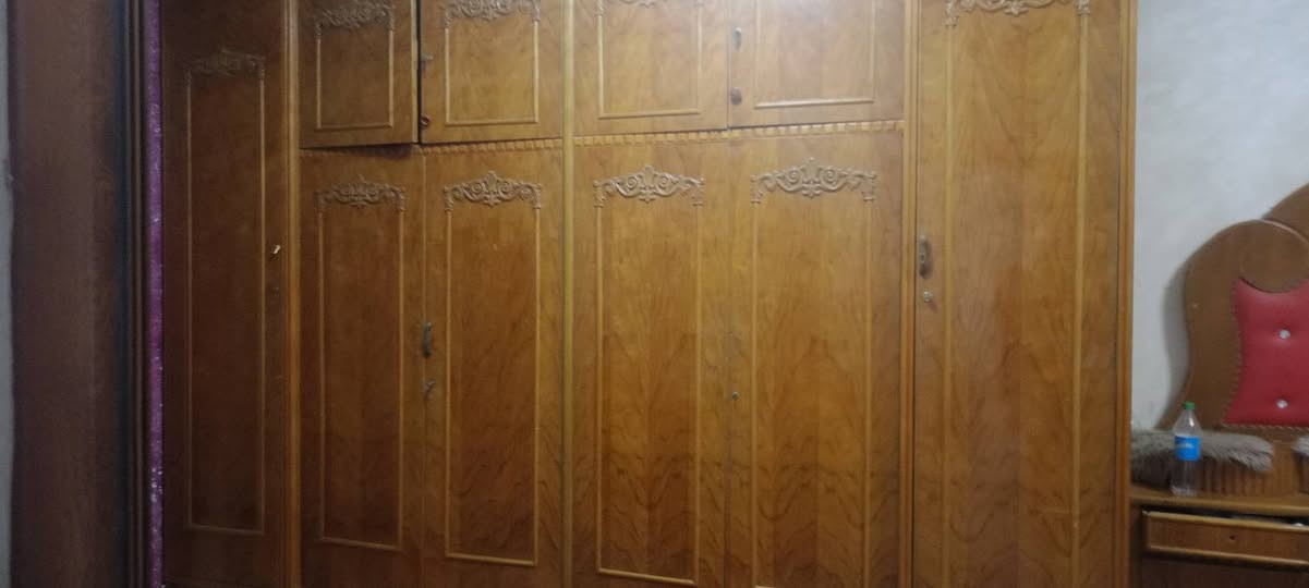 غرفه مستعمله لبيع تحتاج فقط صبغ ويدات ابد مامكسره الكنتور كلش نضيف اربع قطع كنتور وجربايه وميز تواليت وزاويه سعر مناسب جدا ***********
