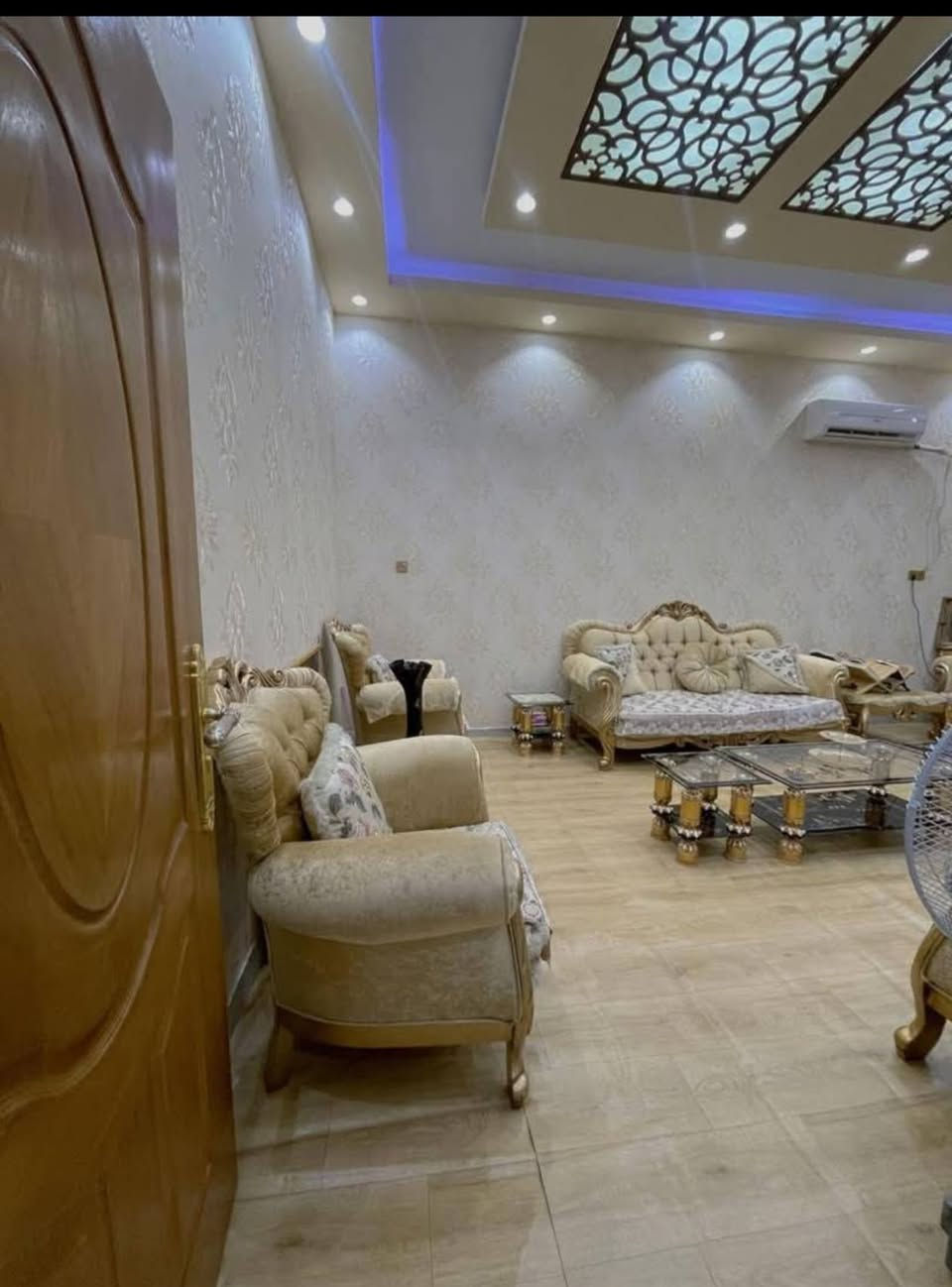 *بيت للبيع طابقين - ياسين خريبط* 

- *المساحة*: 200م
- *الموقع*: خلف المستوصف، شارع القاضي، على شارع عام 20 - موقع حيوي
- *الطابق الأرضي*: استقبال + صالة + مطبخ + غرفة ماستر مع حمام + 2 حمام
- *الطابق الثاني*: صالة + 4 غرف كبار + حمام
- *البناء*: حديث وجديد بالكامل، ديكور + ورق جدران + أصباغ
- *السطح*: كامل ومعزول وجاهز

*البيت جاهز سكن فوراً* 

*للاستفسار:* 
*********** 
*********** البصرة, العراق
