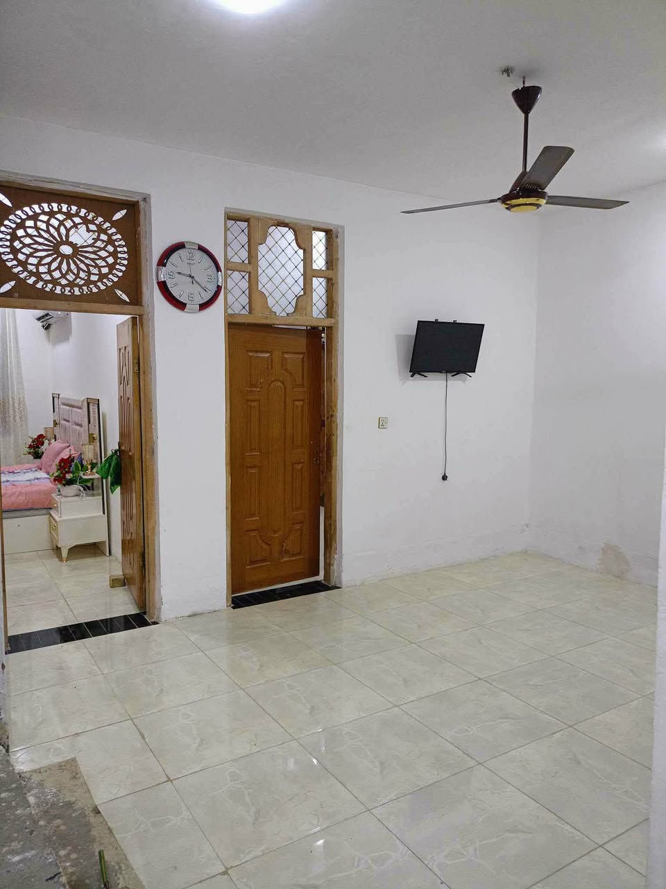 السلام عليكم بيت مساحه 150 متر مطبخ وصاله وهول وغرفتين وصحيات داخلية وخارجية طابو زراعية سند 25 
مكان أبي غرق حي ابو أسد السعر 90 وبي مجال 
للاستفسار ***********
