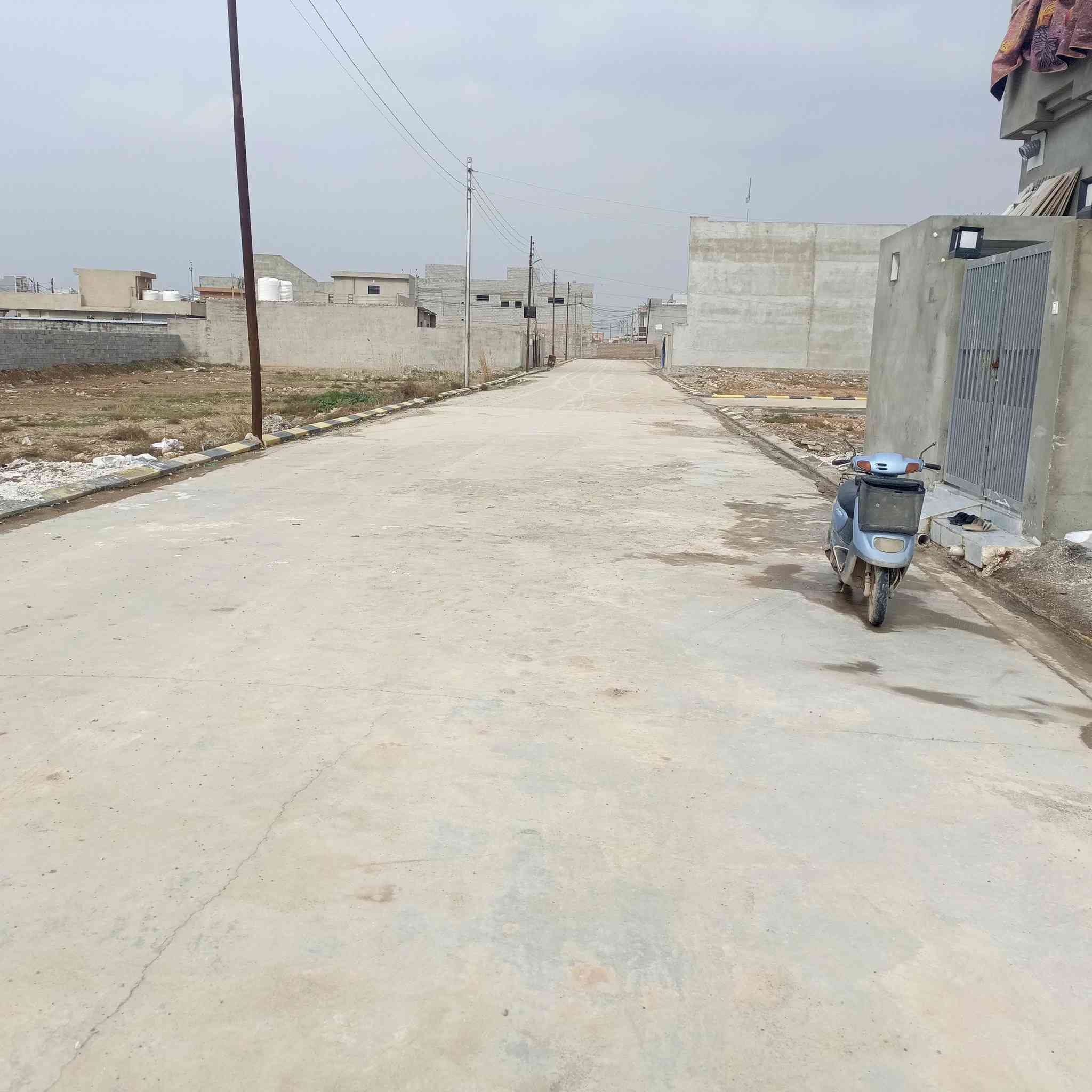 قطعة أرض للبيع مجمع نوبل خلف الملعب مساحه ٤٥٠متر اليريد نصها او اكثر عادي سعر المتر ١١٠ ***********
