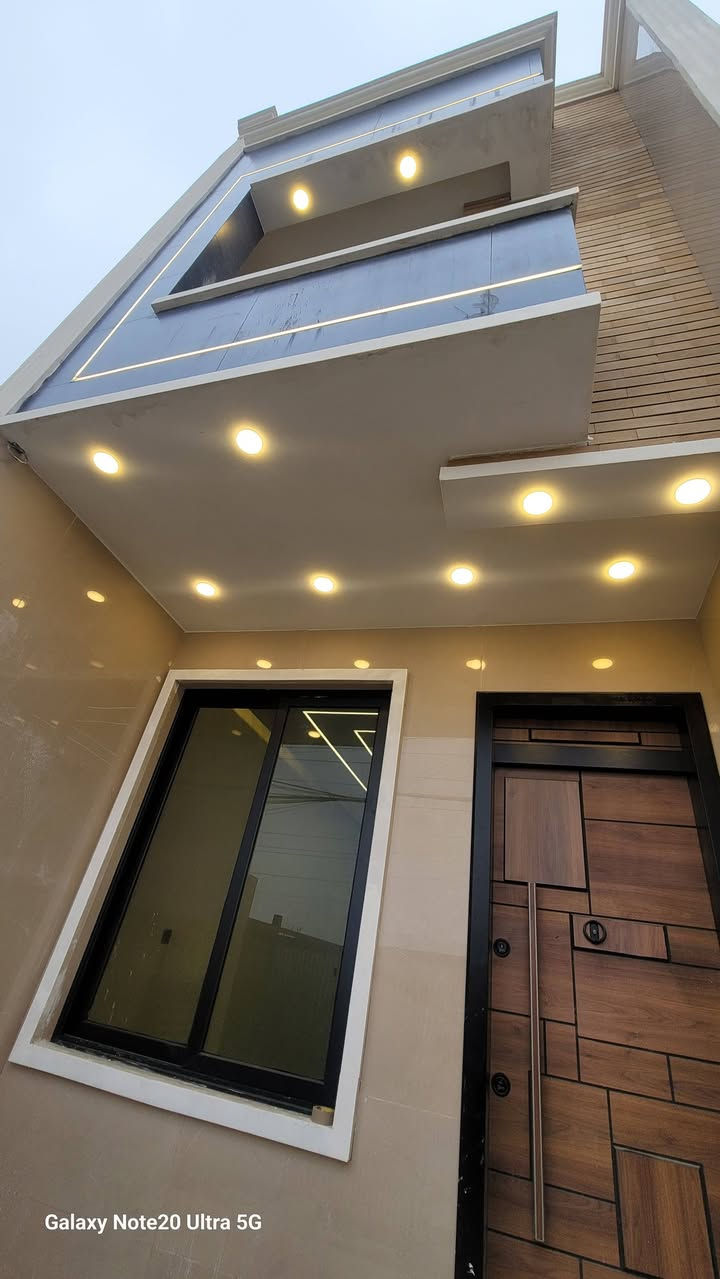 دار ١٠٠م للبيع دور الضباط
١٠٠م للبيع حي الجهاد دور الضباط على شارع ١٥م 
بناء حديث ابواب قاصه شبابيك المنيوم الارضيات مرمر فول مودرن 
يحتوي على ثلاث غرف نوم ومطبخ معزول ومناور عدد٢ وصحيات 
لطلب السعر او الاستفسار *********** ابو يوسف
