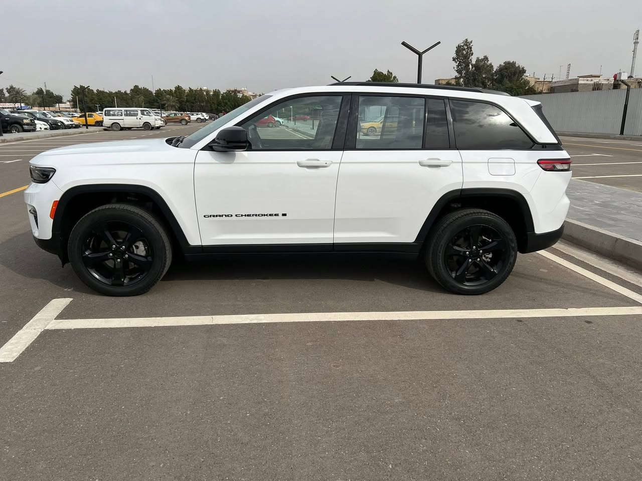 جيب كراند شيروكي لمتدد 2023  رقم بغداد 
دخول جديد / شهداء بسمي / وكالة عامة للمشتري
✅محرك 6 سلندر / لون ابيض 
✅ 5 راكب + بدون ايرباك
✅كشنات جلد + بانوراما + بصمة عدد 2 
✅ شاشه عدد 3 + هاند بريك بصمه 
✅تبريد قطعتين /صندوك كهرباء / حساسات 
✅تدفئه بل مري / توقف ذاتي / مانع تصادم 
✅كير ماوس / ويل كب حجم 20 / رادار امامي
✅وبقية مواصفات المتدد المعروفة 
صور الحادث مرفقة بلمنشور بجم كبس
 تصليح درجة اولى بدون تبديل
العنوان / بغداد / الشعب 
 ***********   
السعر واتساب او اتصال
