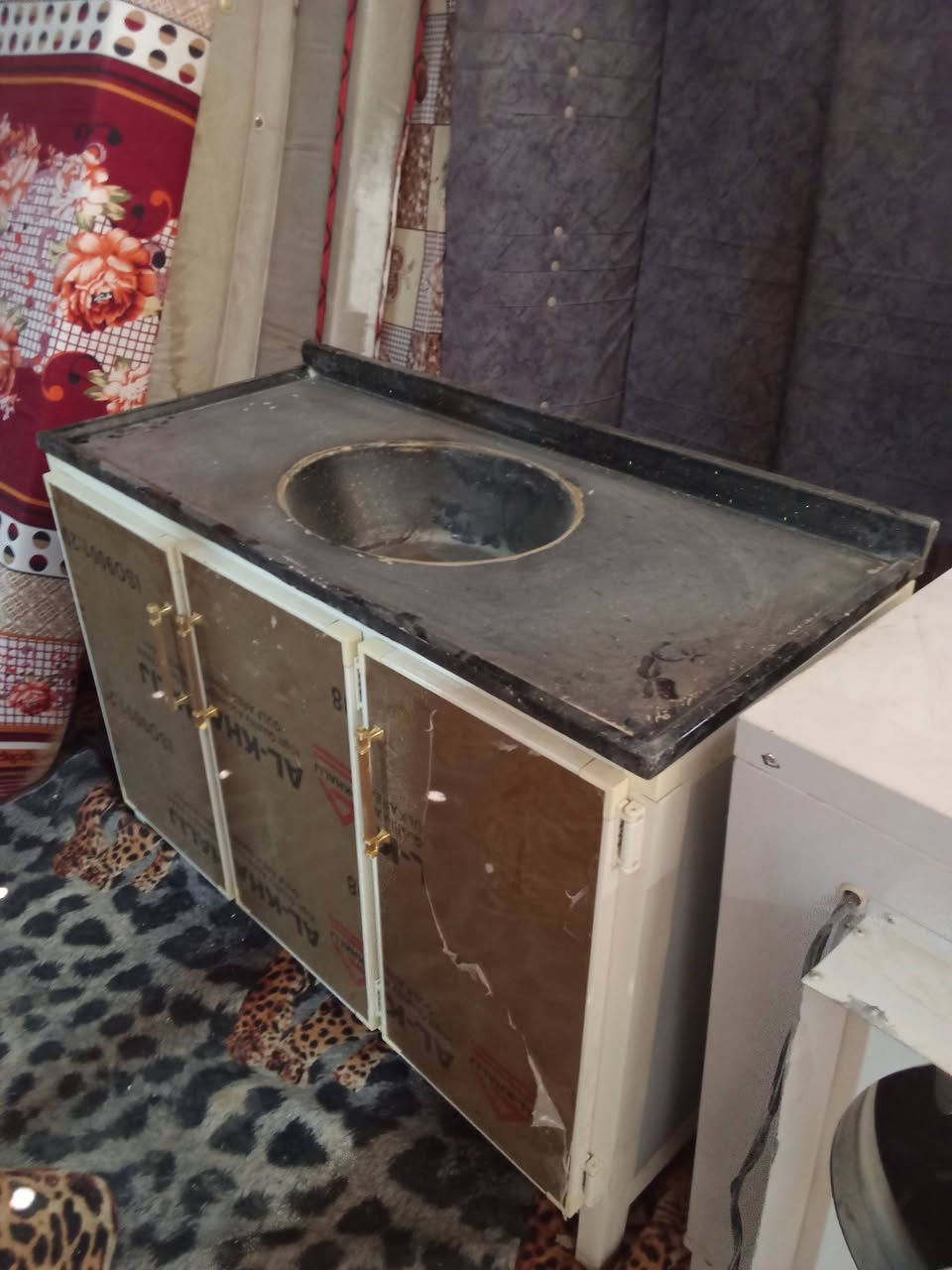 لبيع وشراء الاثاث المستعمل ولجديد ام العظام طريق الصناعه السده نشتري كافه الاثاث المنزلي ولمكتبي وغرف النوم تركي صاج عراقي للاستفسار هاتف واتس اب ***********
