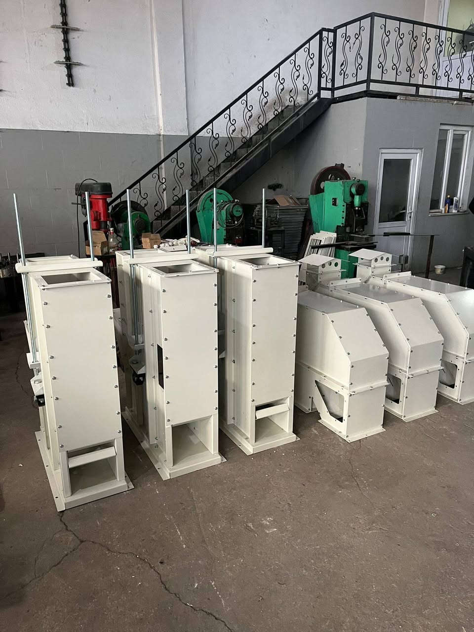 ٣ مصاعد عمودية (ابراج) اليفترات لنقل البذور والحبوب والذرة الصفراء جديده للبيع ينقصها الماطورات فقط الطول الكلي ٩٠ متر وعرض ٤٠ سم مع الحزام والطووس سعة النقل ٩٠ طن بالساعة بسعر مغري جدا وجاهزة للتحميل مباشرة ...للاستفسار الاتصال على الأرقام التالية 
***********
***********
