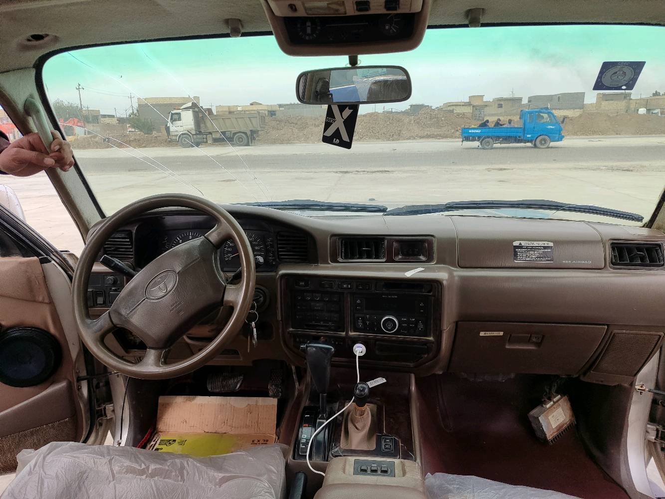 لاندكروز موديل 97 
رقم بغداد سنويه لل27 
مكينه بلاد 4500نوزل 
كير اوتماتيك 
دبل تانكي ودبل فيتبم 
دفع رباعي شغال 
غرفه معمره جديد فرشه كشنات بطاين كهربائيات كلهة شغاله فتحه شغاله السياره جاهزه بلاديه مامصبوغه بيهة جراد 
