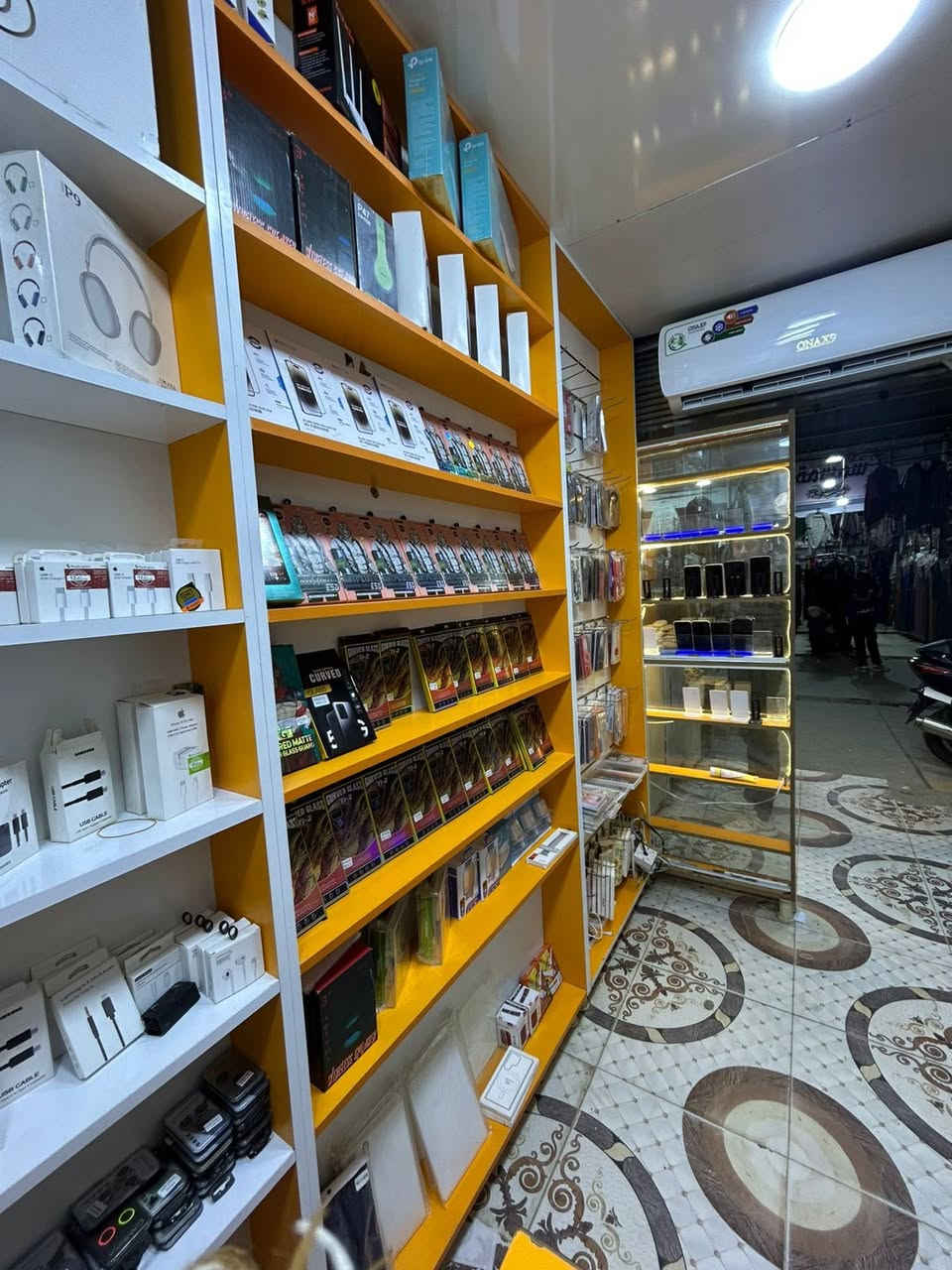 السلام عليكم
محل تلفونات للبيع
المحل كامل ديكور وملتزمات المحل
مسواك بي خير من الله
باترينه جام خانه 
المحل كامل مكمل مابي اي نقص 
بس انطيك مفاتيح وتفتح 
موقع المحل سوق المفرق بدايته قرب جسر المشاه 
سببب البيع عدم التفرغ معاميل بي خير من الله
السعر خاص او الاستفسار علئ
***********
