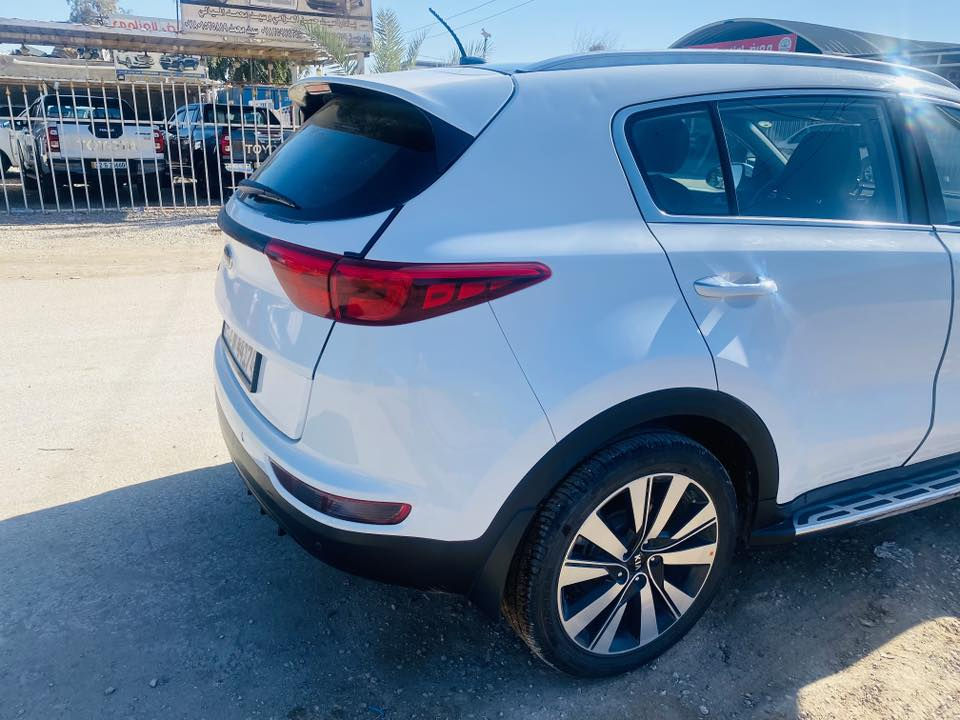 سبورتج ٢٠١٧ فول الفول يعني بانوراما كشن جلد تحكمات شاشه كشن كهربائي وغيرها من التفاصيل ماعدا البصمه بيها ضربه بالباب الأمامي جهة اليمين راجع عل البارد سيارة مال بنية سيارة حلوة ونضيفه متصرف عليها بس كفر مال مرايه جانبية مال جهة اليمين كير ومحرك شرط الفحص مامفتوح برغي بيها ماشية ١١٥ فقط  رايدها ١٨٠ واللي يحب يتواصل مع الرقم ***********
