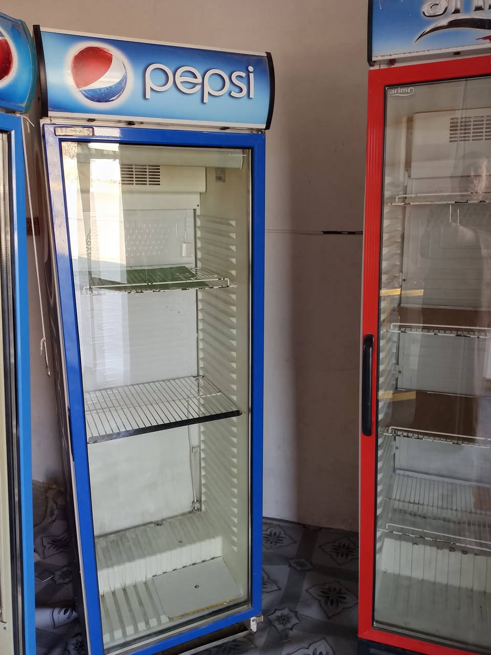 براد عدد 4 اخو الجديد شرط العمل سعر  مليون  600 ألف مع المجال (((حي النضال الشارع الفاصل بين حي النضال وحي الغدير ))) *********** مع رفوف جديد جداً 40 متر
