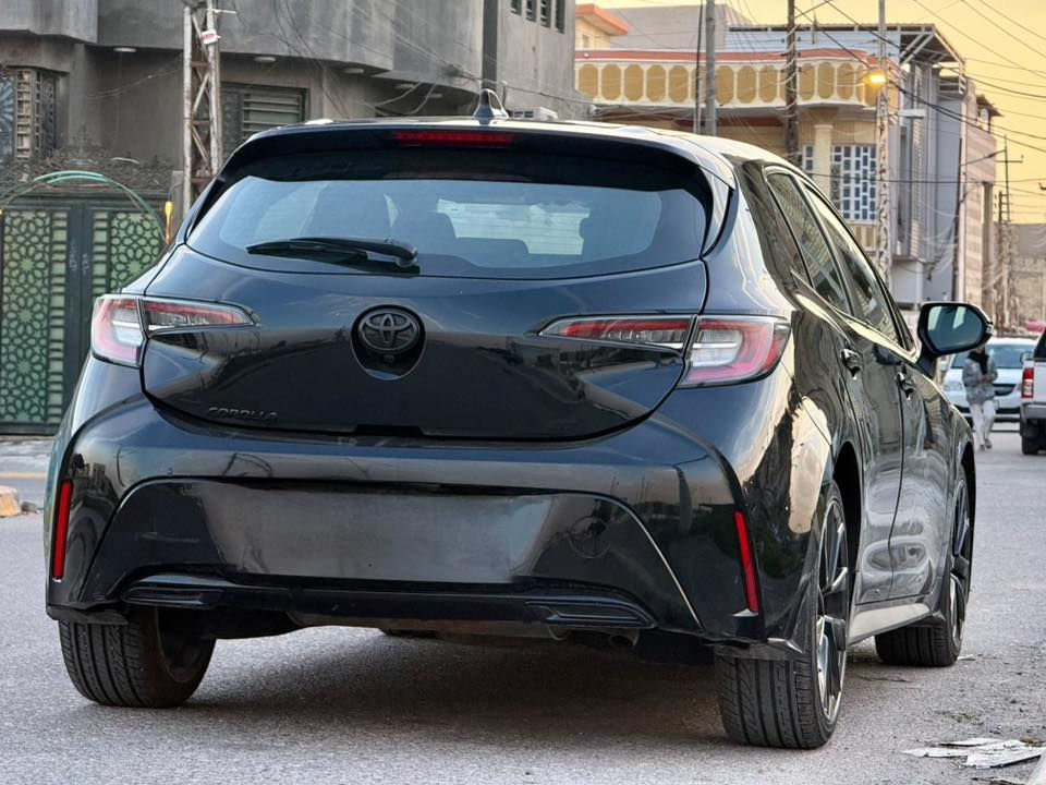 تويوتا كورولا هاتشباك SE – Top Black
المواصفات
 1.محرك بنزين رباعي الأسطوانات عالي الكفاءة
 2.ناقل حركة أوتوماتيكي CVT
 3.كير عشر نمر مع تحكم أوتو + عادي
 4.أوضاع قيادة: عادي / سبورت / ECO
 5.نظام Auto Hold
 6.نظام مانع الانزلاق TRC
 7.نظام الثبات الإلكتروني VSC
 8.نظام مانع الاصطدام الأمامي PCS
 9.نظام محدد المسار والتحذير LKA / LDA
 10.مثبت سرعة Cruise Control
 11.شاشة لمس تدعم Apple CarPlay
 12.نظام اتصال Bluetooth / USB
 13.كاميرا خلفية
 14.نظام مراقبة ضغط الإطارات TPMS
 15.وسائد هوائية متعددة
 16.مصابيح LED أمامية وخلفية
 17.جنوط ألمنيوم رياضية
 18.تشغيل ذكي وزر تشغيل
 19.تكييف أوتوماتيكي عالي الكفاءة
 20.تصميم داخلي وخارجي أسود بالكامل (Top Black)

معلومات السيارة
 •الفئة: SE
 •العداد: 10 نمر
 •اللون: أسود
 •الرقم: شمالي
 •الموقع: البصرة
 •الحالة: ممتازة وخالية من العيوب
 •حادث بسيط في أمريكا (قطعة واحدة)
 •مشمولة بإدامة عامة للمحرك
 •السعر: 140 ورقة
للاستفسار والشراء التواصل واتساب فقط
***********
