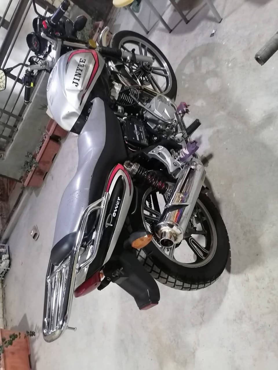 السلام عليكم اخواني
دراجه جني باندا خمسه كير دراجه حلوة ونضيفه ومحرك مكفول ممفتوح كهربائيات شغاله بس الكيج واكف ورگلة كلش خفيفه بالتاير الامامي تبين عندك من تمشي خامس الباقي شغال تايرات جدد ومال بيت دراجه متعوب عليها مكمركه كامل باقي عل لوحاات سعرها 650 وبيها مجال بسيط اخواني مكان بغداد حي الجهاد رقم *********** وبالخدمه
