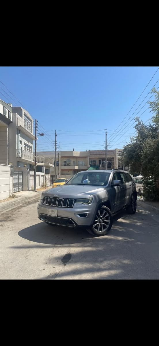 ‎السلام عليكم ورحمة الله وبركاته
‎جيب كراند شيروكي  2018 مستعجل على البيع
‎خليجي / 3 قطع صبغ
رقم بغداد 
‎الفئة : Limited 
‎1- سقف بانوراما
‎2- كراسي المقدمة كهرباء فول تحكم
‎3- ماوس 4 انظمة قيادة
4- sport / eco
‎5- اشاير بالمري + شفط + قلاب عند وضع الكير على البارك
‎6- جنطة كهربائية 
‎7- بصمة ابواب 
‎8- تشغيل عن بعد
‎9- شاشة كبير تدعم ابل كار بلي و اندرويد اوتو
‎10- زراكة مازدات 
‎11- تبريد قطعتين ثلج 
‎12 - شاشات بالصف الخلفي
‎13- شاشة دجتل 
‎14- سستم صوت بلادي ٨ سماعات و سماعتين دمام 

وبعد هواي مواصفات باللمتد 
مكانها : بغداد / السيدية 
السعر 250 وبيها مجال
0771 205 1782
