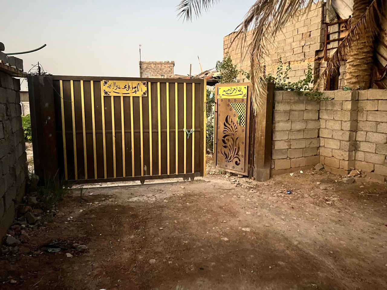 السلام عليكم ورحمة الله وبركاته 
نص دوم للبيع  زراعي المساحه الارض صافي 1160 مسيجه بلوك  باب 4امتار سلايت تسكام حديد ثكيل وشارع عرضه 8 م من ضمن مساحة الارض خاص بيها 
مدفونه وجاهزه 
المكان بداية حي رسمي قرب اسواق نصير 
عن الشارع العام 200 م مسجله بالبلدية 
مي اساله 
كهرباء 
مولد حي 
للاستفسار ***********
