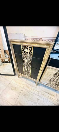 غرفة نوم جديدة ومميزة للبيع، مصنوعة من الخشب الفاخر مع تصميم أنيق يتكو...