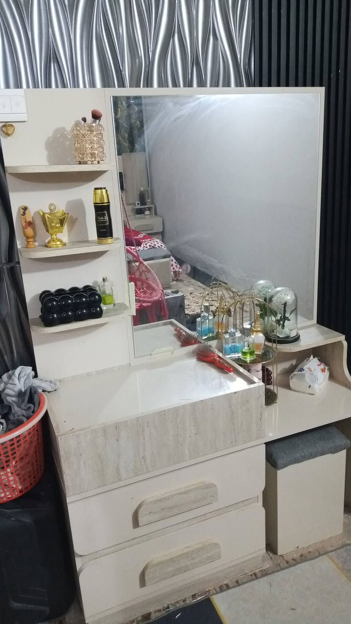 غرفه 8 قطع للبيع نضيفه انضف من صوره وبيها اناره وشحن متوازي ع بيعتها سعر خاص *********** واتس
