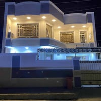مربع ٣٠٠٠ • ٢٠٠م • ٥ غرف