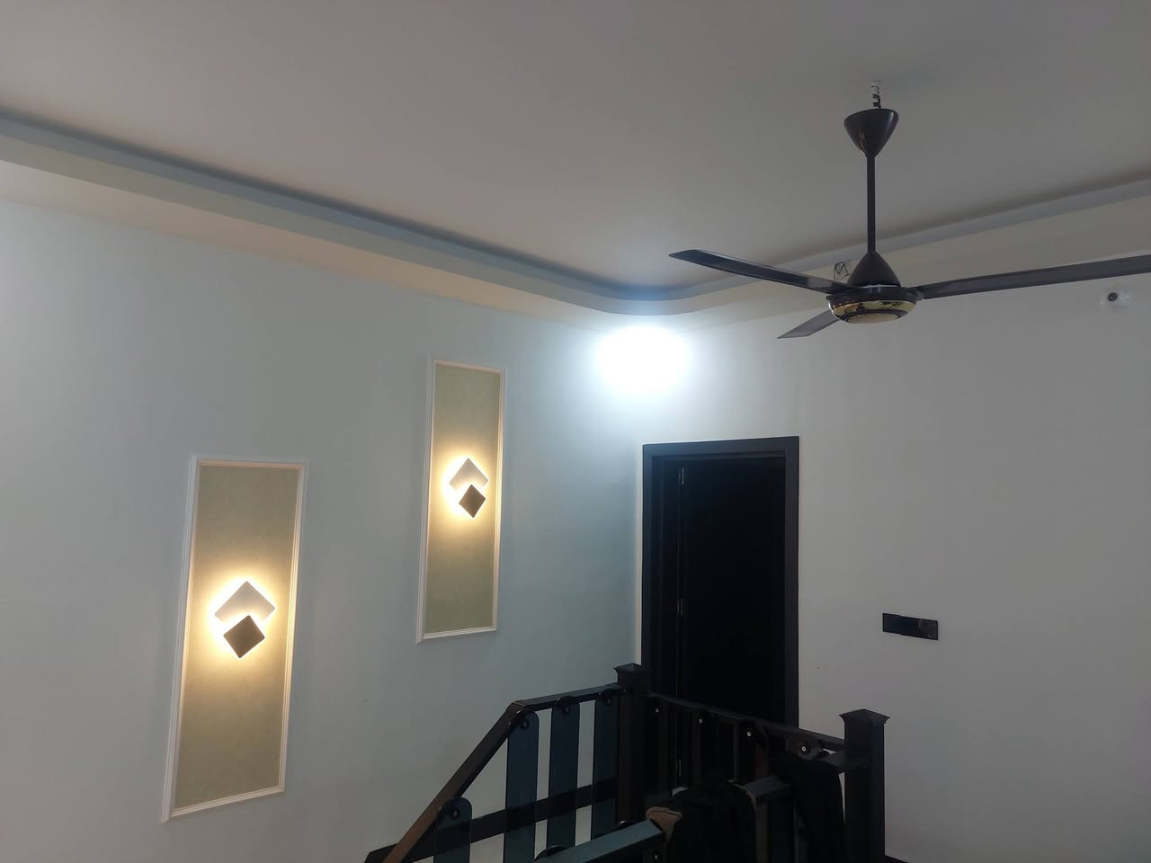 السلام عليكم بيت للبيع عقد17مساحه112 طابقين طابوق بناء درجه اوله3 غرف نوم وصاله وستقبال مجمع كامل خدمات ماء مجاري كهرباء تبليط بملحق الغدير قرب الحولي الجديد ***********
