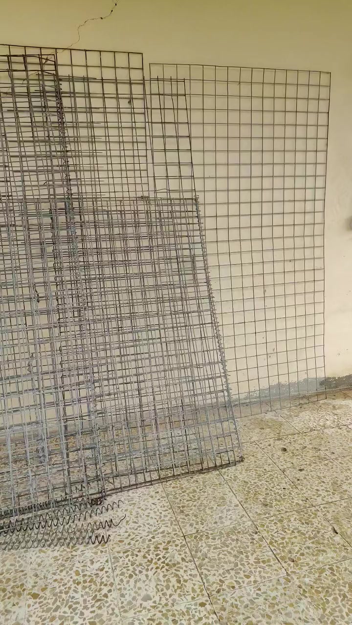 السلام عليكم 
يوجد سيم حديد ثقيل 17قطعة 
ارتفاع 2مترين والطول 17متر للكل
اابيع شلع السعر 200الف قفل
