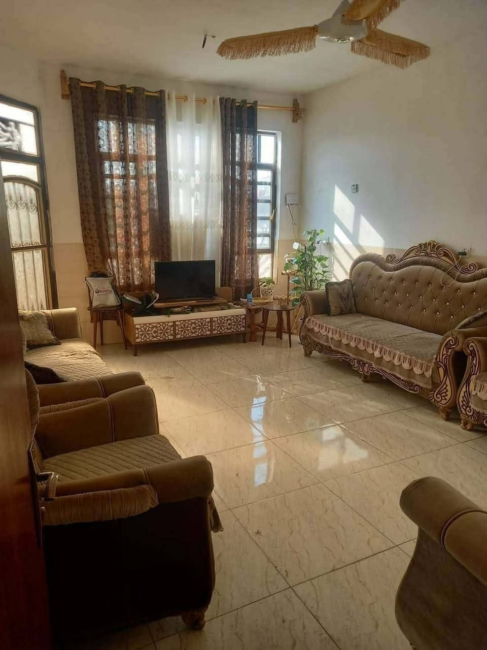 السلام عليكم يوجد لدينا دار للبيع مساحه 320 متر واجهه 8 ونزال 40 يحتوي الدار على ستقبال +مطبخ +صاله +غرف نوم عدد 2 +حمامات عدد 3 جميع الخدمات موجوده ماء وتبليط وكهرباء ومدارس نوع الملك قانون 117 العنوان بغداد الدوره مدخل البوعيثه الهواشة مقابل صيدلية البسمه الاستفسار اتصل على هاتف *********** /***********
