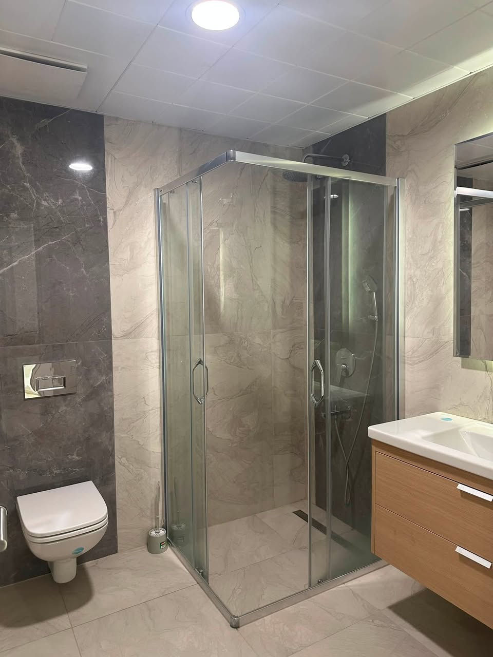 Furnished Apartment for rent located in Erbil,
In Empire Square, with an area of 148 SQM
(2+1) two Bedrooms with separated kitchen 
✅ The price is 1,100$ per month 

Consists of:
- 1 Living Room
- 2 bedroom 
- 2 bathroom
-  kitchen
-  balcony 
-  storage room
Floor no: 9 with internal view
(other offers are available) 
✅ Contact us on WhatsApp or DM:

✅ ***********
